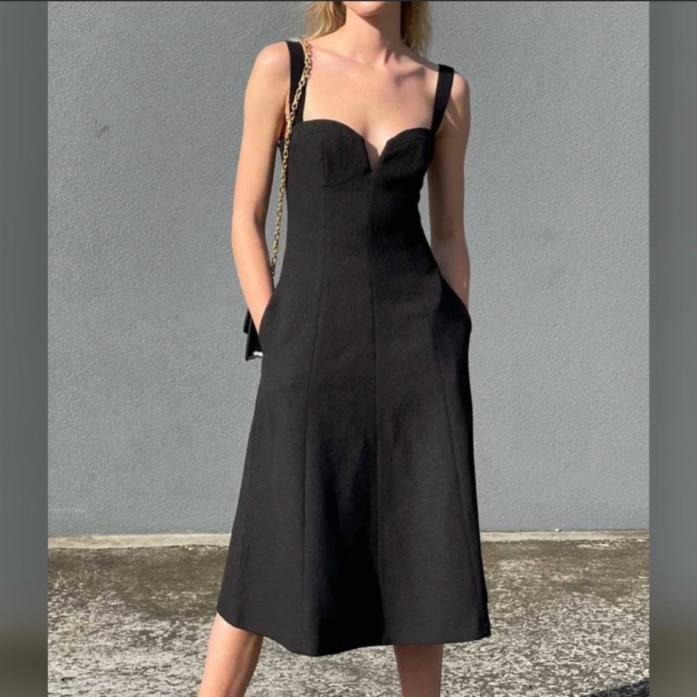 NWT UK Size 6 (on tag)/ US Size 2 Rebecca Vallance Calla V-Wire dress. Black.